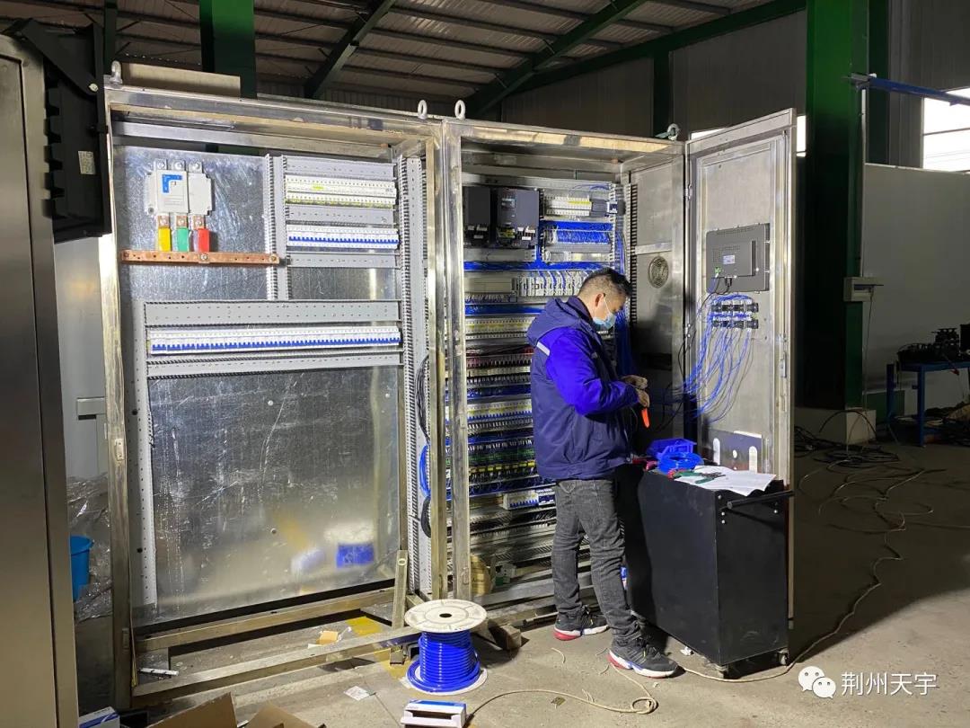 平凡的付出，貢獻(xiàn)的美麗，最美“敬業(yè)?！?荊州天宇技術(shù)部門(mén)春節(jié)期間仍堅(jiān)守工作崗位，趕制先進(jìn)生產(chǎn)線(xiàn)